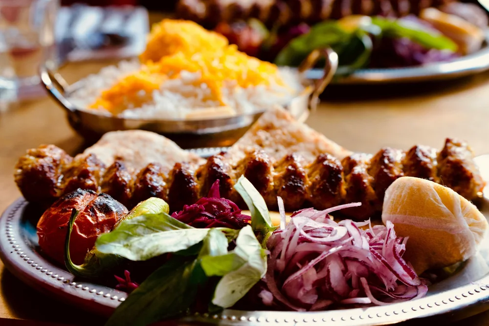Bosnisches Grillgericht mit Beilagen